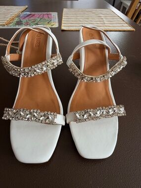 Bridal Chilia white leather & hardware size 40 bared footwear
